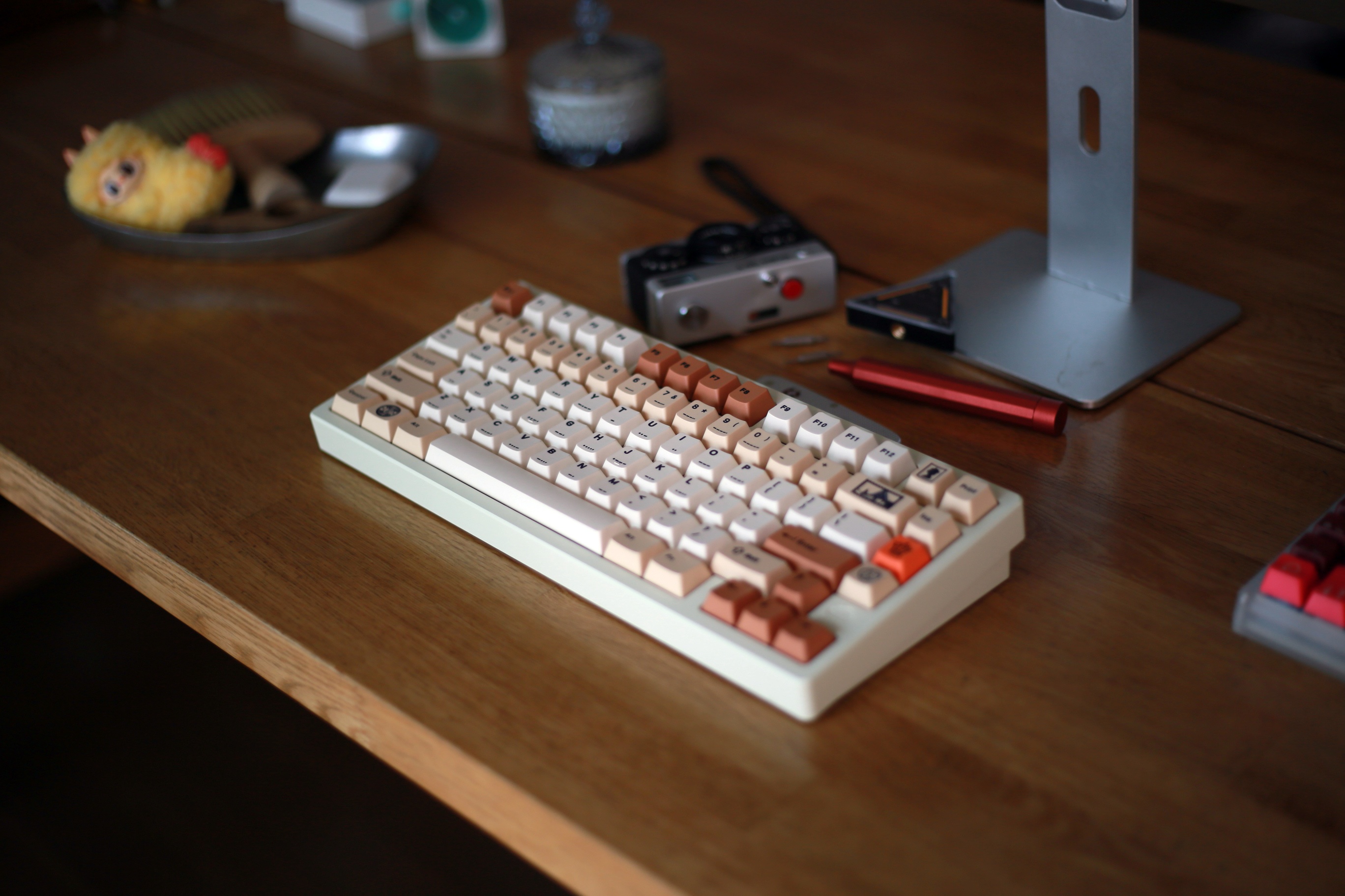 Rainy75 키보드에 여행 테마 키캡을 장착한 전체 모습