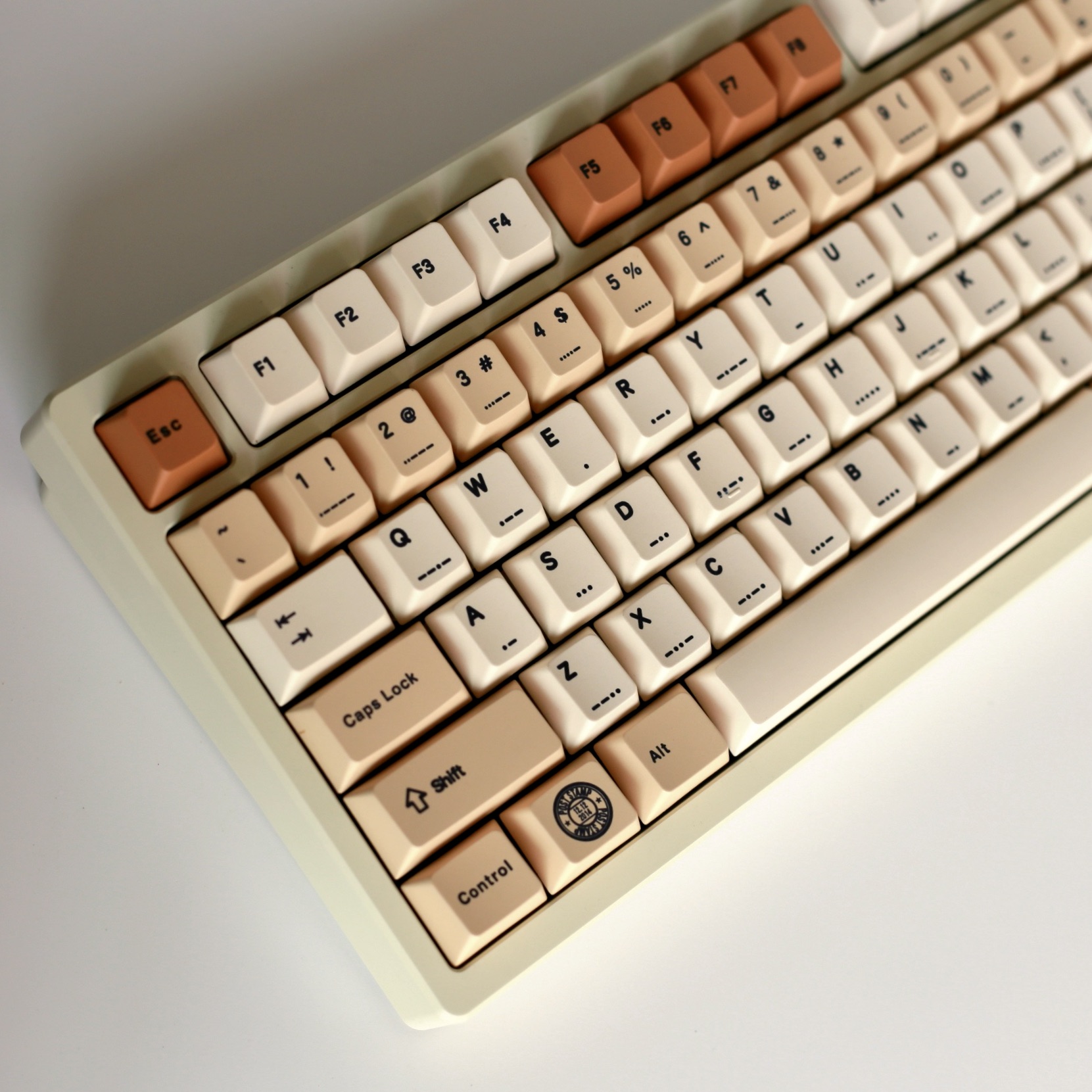 여행 키캡 클로즈업 — 컬러 배열